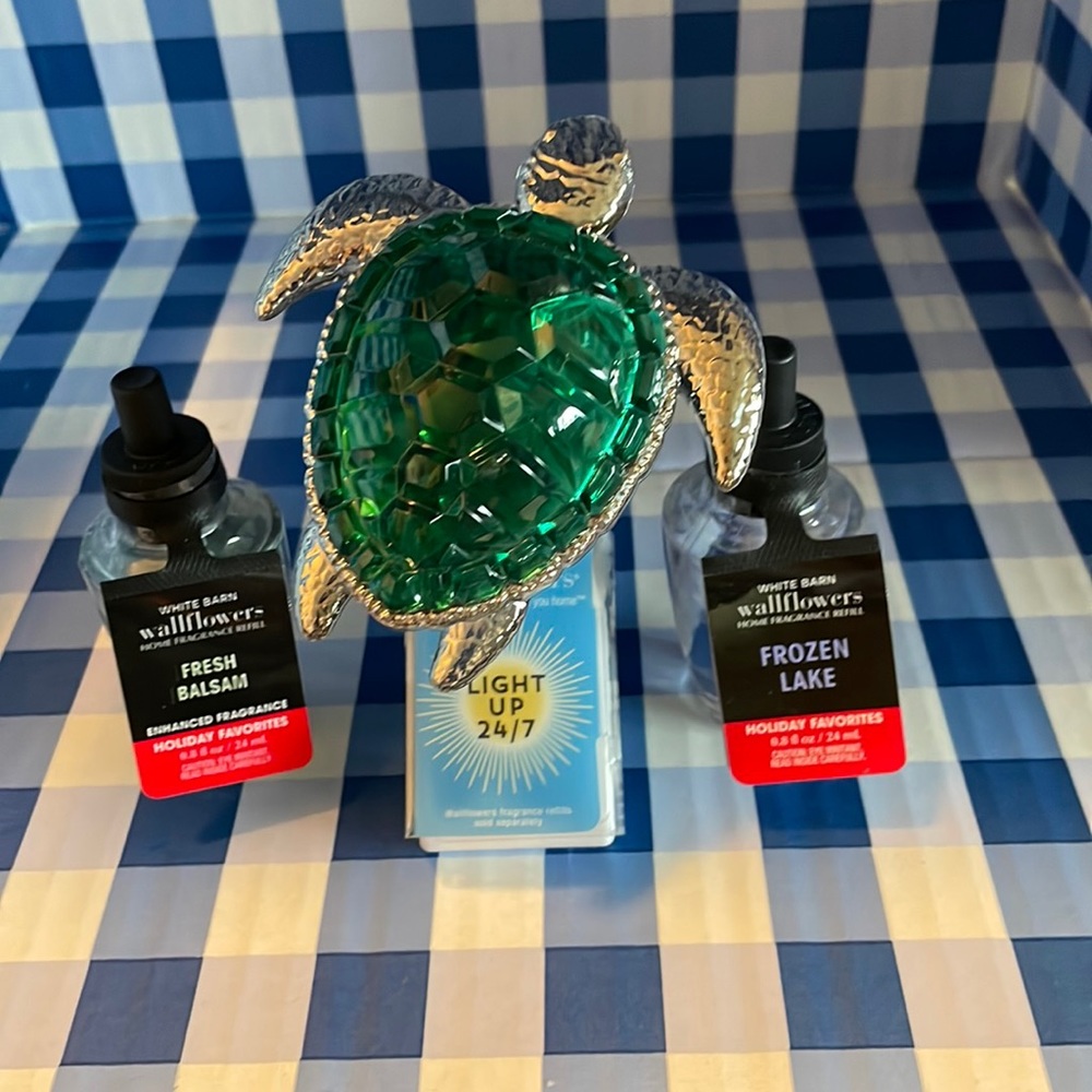 NWT BATH AND BODY WORKS WALLFLOWER TURTLE 🐢 PLUG IN WITH 2 WALLFLOWER REFILLS!